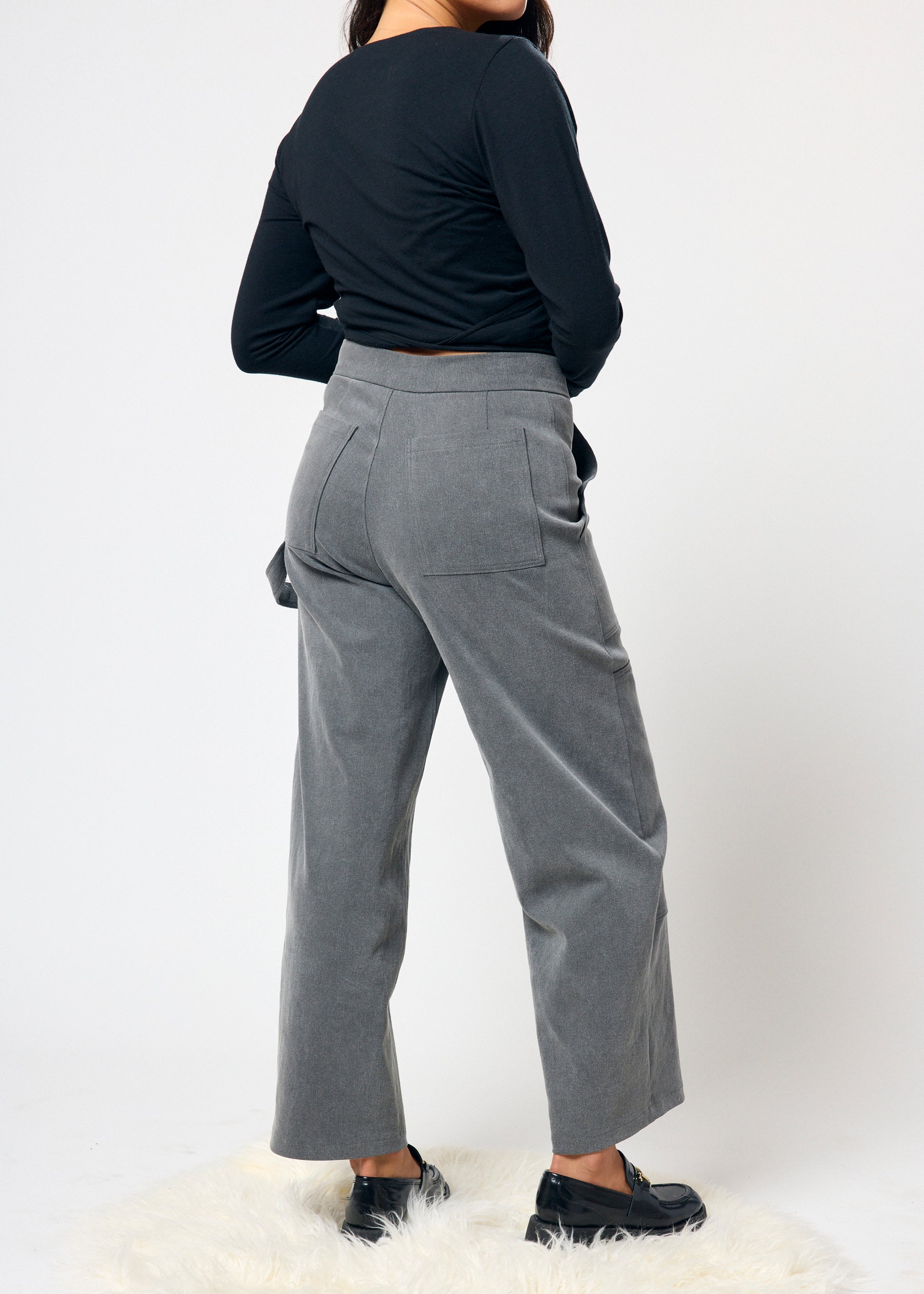 woman wearing gray jeans and a black top