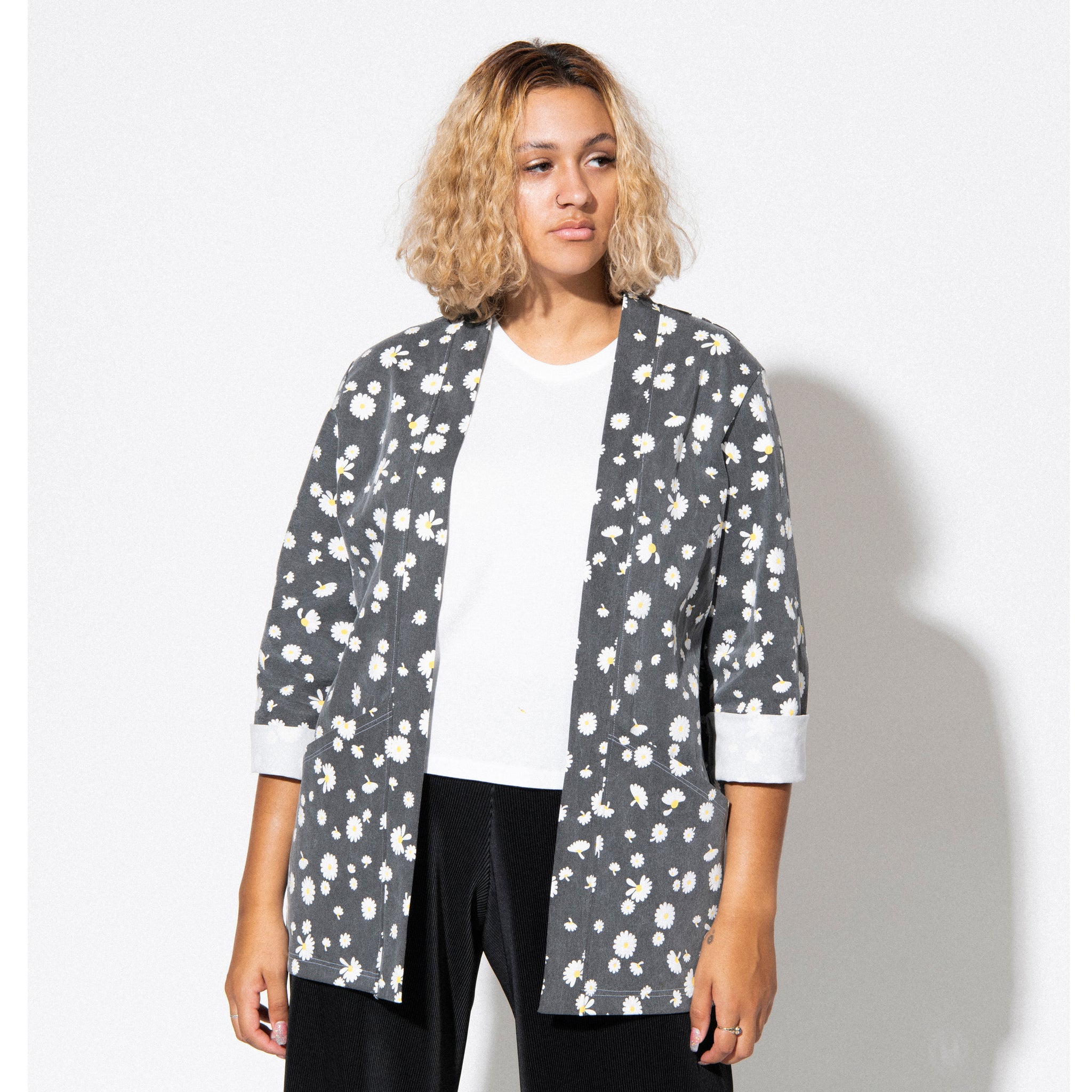 ジャケット・アウター Daisy Shiyifa Women's Embroidered Daisy Cropped Bomber Jacket Long